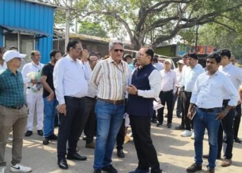 SER agm manish jain in tatanagar- टाटानगर स्टेशन के पुनर्विकास कार्य का एजीएम मनीष जैन ने लिया जायजा,दिसंबर 2028 तक पुनर्विकास पूरा करने का लक्ष्य, वंदे भारत कोचिंग डिपो और थर्ड लाइन योजना की भी समीक्षा की