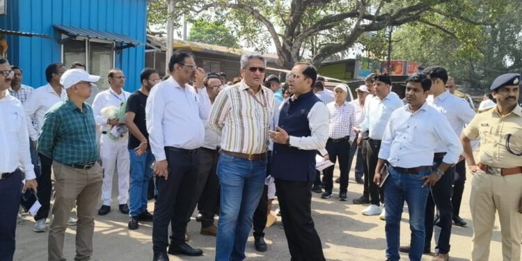 SER agm manish jain in tatanagar- टाटानगर स्टेशन के पुनर्विकास कार्य का एजीएम मनीष जैन ने लिया जायजा,दिसंबर 2028 तक पुनर्विकास पूरा करने का लक्ष्य, वंदे भारत कोचिंग डिपो और थर्ड लाइन योजना की भी समीक्षा की