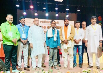 jamshedpur mla saryu roy honored candy vendor- मानगो स्वर्णरेखा नदी में शनिवार को हुई दर्दनाक घटना में बच्ची की जान बचाने वाले कैंडी विक्रेता को सरयू राय ने 10 हजार नकद व अंगवस्त्र देकर किया सम्मानित
