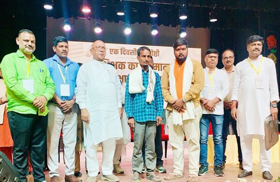 jamshedpur mla saryu roy honored candy vendor- मानगो स्वर्णरेखा नदी में शनिवार को हुई दर्दनाक घटना में बच्ची की जान बचाने वाले कैंडी विक्रेता को सरयू राय ने 10 हजार नकद व अंगवस्त्र देकर किया सम्मानित