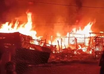 jharkhand dhanbad fire-धनबाद के बरवाअड्डा सब्जी मंडी में लगी आग, एक दर्जन के ज्यादा दुकानें जलकर राख, लाखों का नुकसान jharkhand dhanbad fire-धनबाद के बरवाअड्डा सब्जी मंडी में लगी आग, एक दर्जन के ज्यादा दुकानें जलकर राख, लाखों का नुकसान