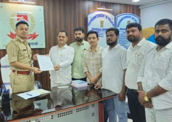 adityapur-gamhariya vikas samiti met sp- दुर्गा पूजा के सफल आयोजन को लेकर एसपी से मिले पुरेन्द्र, सौंपा 11 सूत्री मांग पत्र,पूजा में अबाधित ट्रैफिक व्यवस्था,पार्किंग और दुकानों के स्थान हो चिन्हित : पुरेन्द्र
