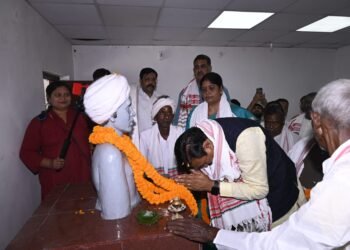 Jharkhand bjp incharge in bhagwan birsa munda birth place : झारखंड प्रदेश प्रभारी गजेंद्र सिंह पटेल पहुंचे भगवान बिरसा मुंडा की जन्मस्थली उलिहातू, किया बिरसा मुंडा को नमन, 2029 में भाजपा की सरकार झारखंड में बनाने का लिया संकल्प Jharkhand bjp incharge in bhagwan birsa munda birth place : झारखंड प्रदेश प्रभारी गजेंद्र सिंह पटेल पहुंचे भगवान बिरसा मुंडा की जन्मस्थली उलिहातू, किया बिरसा मुंडा को नमन, 2029 में भाजपा की सरकार झारखंड में बनाने का लिया संकल्प