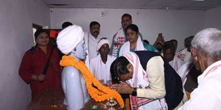 Jharkhand bjp incharge in bhagwan birsa munda birth place : झारखंड प्रदेश प्रभारी गजेंद्र सिंह पटेल पहुंचे भगवान बिरसा मुंडा की जन्मस्थली उलिहातू, किया बिरसा मुंडा को नमन, 2029 में भाजपा की सरकार झारखंड में बनाने का लिया संकल्प Jharkhand bjp incharge in bhagwan birsa munda birth place : झारखंड प्रदेश प्रभारी गजेंद्र सिंह पटेल पहुंचे भगवान बिरसा मुंडा की जन्मस्थली उलिहातू, किया बिरसा मुंडा को नमन, 2029 में भाजपा की सरकार झारखंड में बनाने का लिया संकल्प