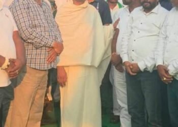 jamshedpur mla in nemra : नेमरा में मुख्यमंत्री हेमंत सोरेन की मां के कोल्हान के विधायकों ने किये अंतिम दर्शन, दी श्रद्धांजलि jamshedpur mla in nemra : नेमरा में मुख्यमंत्री हेमंत सोरेन की मां के कोल्हान के विधायकों ने किये अंतिम दर्शन, दी श्रद्धांजलि