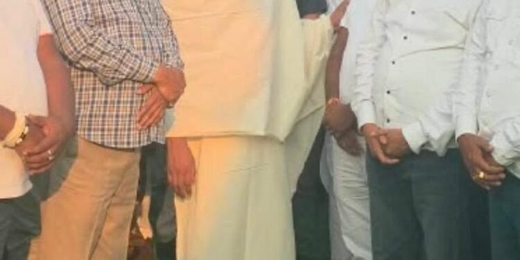 jamshedpur mla in nemra : नेमरा में मुख्यमंत्री हेमंत सोरेन की मां के कोल्हान के विधायकों ने किये अंतिम दर्शन, दी श्रद्धांजलि