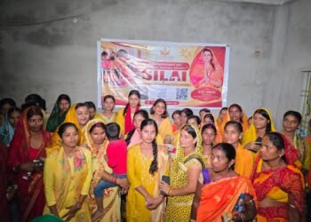 jharkhand womens empowerment : देवघर के संग्रामलोढ़िया में महिलाओं के लिए सिलाई प्रशिक्षण अभियान, मां पुष्पा सेवा संस्थान ट्रस्ट की सचिव ऋतु सिंह के नेतृत्व में हुई पहल