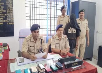west singhbhum police success-गुवा रेलवे मार्केट के मोबाइल दुकान में चोरी का पुलिस ने किया खुलासा, 35 मोबाइल के साथ युवक गिरफ्तार west singhbhum police success-गुवा रेलवे मार्केट के मोबाइल दुकान में चोरी का पुलिस ने किया खुलासा, 35 मोबाइल के साथ युवक गिरफ्तार
