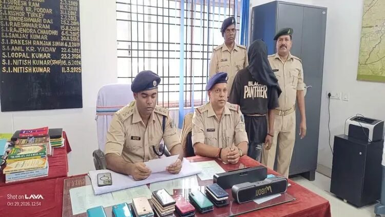 west singhbhum police success-गुवा रेलवे मार्केट के मोबाइल दुकान में चोरी का पुलिस ने किया खुलासा, 35 मोबाइल के साथ युवक गिरफ्तार west singhbhum police success-गुवा रेलवे मार्केट के मोबाइल दुकान में चोरी का पुलिस ने किया खुलासा, 35 मोबाइल के साथ युवक गिरफ्तार