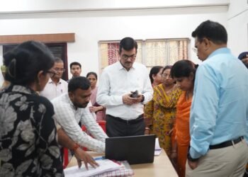 jamshedpur SIR : जमशेदपुर के उपायुक्त ने विशेष डिजिटाइजेशन कैम्प का किया निरीक्षण, कार्यप्रगति की समीक्षा कर दिए आवश्यक दिशा- निर्देश jamshedpur SIR : जमशेदपुर के उपायुक्त ने विशेष डिजिटाइजेशन कैम्प का किया निरीक्षण, कार्यप्रगति की समीक्षा कर दिए आवश्यक दिशा- निर्देश