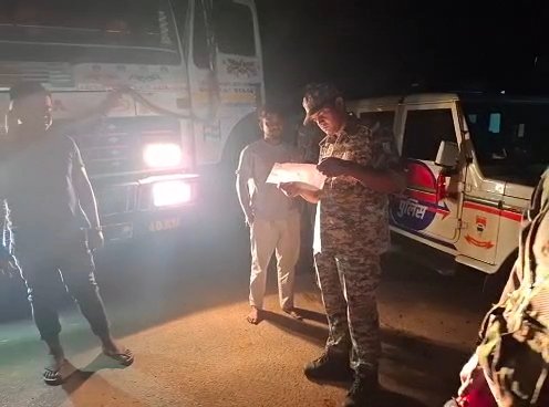 saraikela administration action-सरायकेला जिले में बालू लदे हाइवा-ट्रकों की देर रात तक चली जांच,अवैध कारोबारियों में हड़कंप saraikela administration action-सरायकेला जिले में बालू लदे हाइवा-ट्रकों की देर रात तक चली जांच,अवैध कारोबारियों में हड़कंप