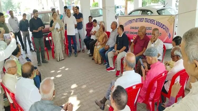 Kolhan University- कोल्हान विवि में सेवानिवृत्त शिक्षकों ने दिया धरना, वीसी को सौंपा ज्ञापन, लंबित पेंशन व बकाया भुगतान की मांग Kolhan University- कोल्हान विवि में सेवानिवृत्त शिक्षकों ने दिया धरना, वीसी को सौंपा ज्ञापन, लंबित पेंशन व बकाया भुगतान की मांग