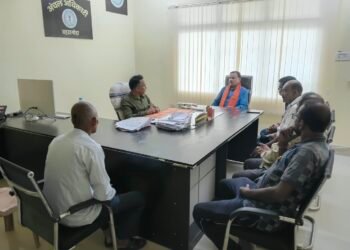 jamshedpur rural-गरीबों की झोपड़ियों को बचाने के लिए बहरागोडा सीओ से मिले डॉ दिनेशानंद गोस्वामी jamshedpur rural-गरीबों की झोपड़ियों को बचाने के लिए बहरागोडा सीओ से मिले डॉ दिनेशानंद गोस्वामी