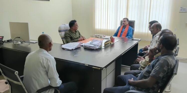 jamshedpur rural-गरीबों की झोपड़ियों को बचाने के लिए बहरागोडा सीओ से मिले डॉ दिनेशानंद गोस्वामी jamshedpur rural-गरीबों की झोपड़ियों को बचाने के लिए बहरागोडा सीओ से मिले डॉ दिनेशानंद गोस्वामी