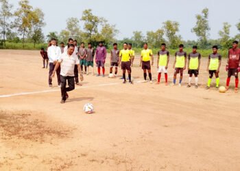 jamshedpur rural sports-बहरागोड़ा के जामजुरकी में दो दिवसीय फुटबॉल प्रतियोगिता का शुभारंभ, मुखिया ने किक मारकर किया उद्घाटन, धानघोरी एकादश ने जीता मैच jamshedpur rural sports-बहरागोड़ा के जामजुरकी में दो दिवसीय फुटबॉल प्रतियोगिता का शुभारंभ, मुखिया ने किक मारकर किया उद्घाटन, धानघोरी एकादश ने जीता मैच