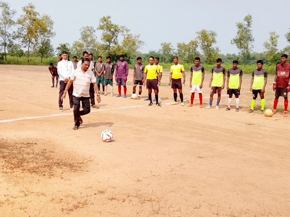jamshedpur rural sports-बहरागोड़ा के जामजुरकी में दो दिवसीय फुटबॉल प्रतियोगिता का शुभारंभ, मुखिया ने किक मारकर किया उद्घाटन, धानघोरी एकादश ने जीता मैच jamshedpur rural sports-बहरागोड़ा के जामजुरकी में दो दिवसीय फुटबॉल प्रतियोगिता का शुभारंभ, मुखिया ने किक मारकर किया उद्घाटन, धानघोरी एकादश ने जीता मैच