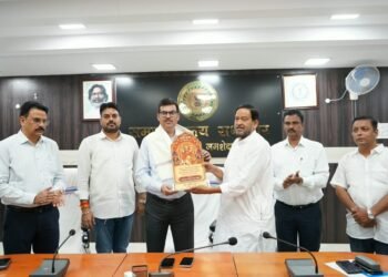 jamshedpur durga puja : जमशेदपुर केंद्रीय दुर्गा पूजा समिति की ओर से प्रशासनिक अधिकारियों का सम्मान, जताया गया आभार jamshedpur durga puja : जमशेदपुर केंद्रीय दुर्गा पूजा समिति की ओर से प्रशासनिक अधिकारियों का सम्मान, जताया गया आभार
