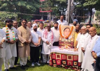 Jamshedpur congress : जमशेदपुर कांग्रेस ने दी स्वर्गीय रुपी सोरेन को श्रद्धांजलि, किया नमन
