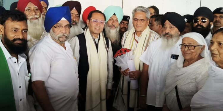 jamshedpur cgpc memorandum to AGM south eastern railway- जालियांवाला बाग एक्सप्रेस को रोजाना चलाने की मांग, सेंट्रल गुरुद्वारा प्रबंधक कमेटी ने एसई रेलवे के एजीएम को सौंपा ज्ञापन, मांग पूरी नहीं होने पर रेल चक्का जाम की चेतावनी