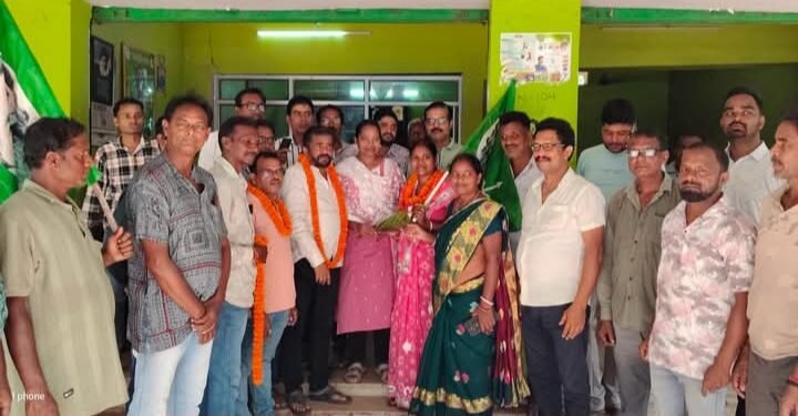 jamshedpur rural-बहरागोड़ा की जिला परिषद सदस्य सुप्रिया सीट समर्थकों के साथ झामुमो में हुईं शामिल, विधायक समीर मोहंती ने किया स्वागत