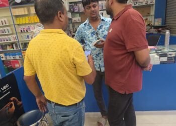 west singhbhum ckp theft-चक्रधरपुर के रश्मि इंटरप्राइजेज में दूसरी बार चोरी,50 से अधिक मोबाइल की चोरी, डीएसपी और थाना प्रभारी दलबल के साथ मौके पर पहुंचे, सीसीटीवी फुटेज खंगाल रही पुलिस
