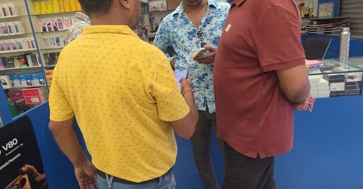 west singhbhum ckp theft-चक्रधरपुर के रश्मि इंटरप्राइजेज में दूसरी बार चोरी,50 से अधिक मोबाइल की चोरी, डीएसपी और थाना प्रभारी दलबल के साथ मौके पर पहुंचे, सीसीटीवी फुटेज खंगाल रही पुलिस west singhbhum ckp theft-चक्रधरपुर के रश्मि इंटरप्राइजेज में दूसरी बार चोरी,50 से अधिक मोबाइल की चोरी, डीएसपी और थाना प्रभारी दलबल के साथ मौके पर पहुंचे, सीसीटीवी फुटेज खंगाल रही पुलिस