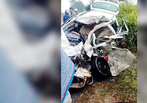 jharkhand bokaro accident- डुमरी-बेरमो मार्ग पर ट्रक ने कार को मारी टक्कर, तीन की स्थिति गंभीर jharkhand bokaro accident- डुमरी-बेरमो मार्ग पर ट्रक ने कार को मारी टक्कर, तीन की स्थिति गंभीर