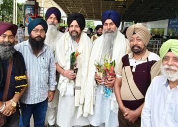 jamshedpur sikh samaj- पंथ प्रचारक भाई सरबजीत सिंह धुंधा और हजूरी रागी भाई मनिंदर सिंह शहर पहुंचे, रांची एयरपोर्ट पर मानगो कमिटी ने किया स्वागत jamshedpur sikh samaj- पंथ प्रचारक भाई सरबजीत सिंह धुंधा और हजूरी रागी भाई मनिंदर सिंह शहर पहुंचे, रांची एयरपोर्ट पर मानगो कमिटी ने किया स्वागत