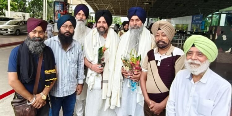 jamshedpur sikh samaj- पंथ प्रचारक भाई सरबजीत सिंह धुंधा और हजूरी रागी भाई मनिंदर सिंह शहर पहुंचे, रांची एयरपोर्ट पर मानगो कमिटी ने किया स्वागत jamshedpur sikh samaj- पंथ प्रचारक भाई सरबजीत सिंह धुंधा और हजूरी रागी भाई मनिंदर सिंह शहर पहुंचे, रांची एयरपोर्ट पर मानगो कमिटी ने किया स्वागत