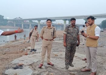 jamshedpur durga puja : जमशेदपुर दुर्गा पूजा की कमेटी के साथ पुलिस और प्रशासनिक पदाधिकारियों ने किया विसर्जन घाटों का दौरा, कई खामियां होगी दूर