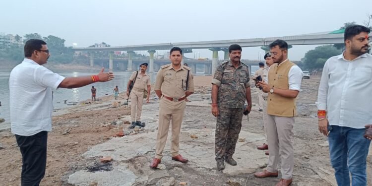 jamshedpur durga puja : जमशेदपुर दुर्गा पूजा की कमेटी के साथ पुलिस और प्रशासनिक पदाधिकारियों ने किया विसर्जन घाटों का दौरा, कई खामियां होगी दूर