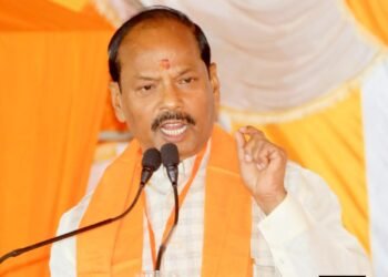jharkhand ex cm raghuvar attack on rahul gandhi : झारखंड के पूर्व मुख्यमंत्री रघुवर दास का विपक्ष के नेता राहुल गांधी पर बड़ा हमला, कहा – राहुल गांधी की जमात रिजिम चेंज नहीं करा सकती, भारत में सत्ता परिवर्तन बैलेट से होता है, बंदूक या अराजकता से नहीं jharkhand ex cm raghuvar attack on rahul gandhi : झारखंड के पूर्व मुख्यमंत्री रघुवर दास का विपक्ष के नेता राहुल गांधी पर बड़ा हमला, कहा – राहुल गांधी की जमात रिजिम चेंज नहीं करा सकती, भारत में सत्ता परिवर्तन बैलेट से होता है, बंदूक या अराजकता से नहीं