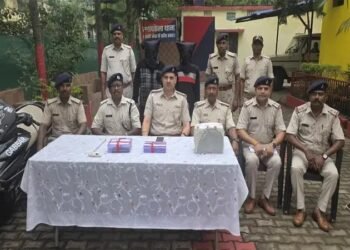 saraikela police success-सरायकेला पुलिस को मिली सफलता, चोरी के आरोप में दो युवकों को किया गिरफ्तार, बैटरी, मोबाइल, नकदी, लोहे के औजार व स्कूटी बरामद saraikela police success-सरायकेला पुलिस को मिली सफलता, चोरी के आरोप में दो युवकों को किया गिरफ्तार, बैटरी, मोबाइल, नकदी, लोहे के औजार व स्कूटी बरामद
