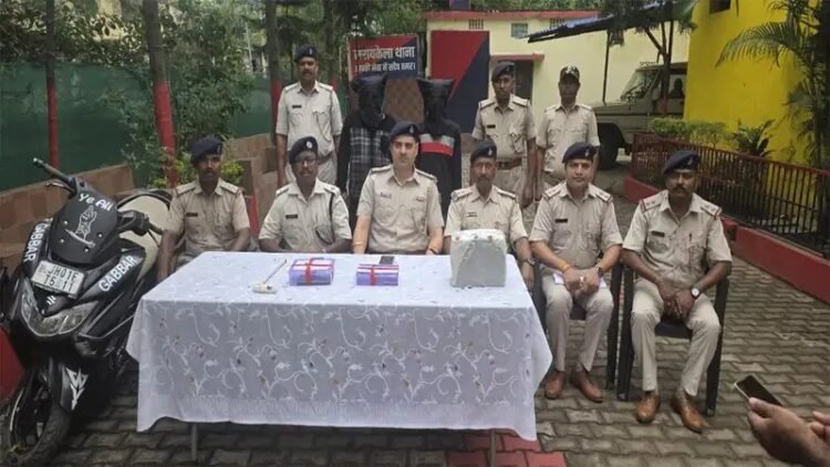 saraikela police success-सरायकेला पुलिस को मिली सफलता, चोरी के आरोप में दो युवकों को किया गिरफ्तार, बैटरी, मोबाइल, नकदी, लोहे के औजार व स्कूटी बरामद saraikela police success-सरायकेला पुलिस को मिली सफलता, चोरी के आरोप में दो युवकों को किया गिरफ्तार, बैटरी, मोबाइल, नकदी, लोहे के औजार व स्कूटी बरामद