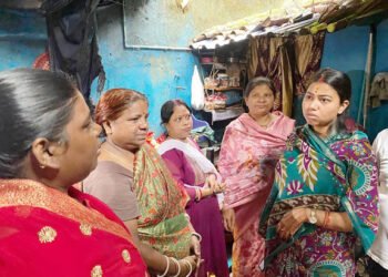 jamshedpur east mla purnima sahu : गोलमुरी के केबुल बस्ती क्षेत्र में अगलगी से प्रभावित परिवार से विधायक पूर्णिमा साहू ने की मुलाकात, खाद्य सामग्री की भेंट, ब्लूस्कोप टीन एवं लोहे की पाइप से कराएंगी अस्थायी आवास की व्यवस्था, सीओ से भी की बात