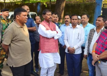 jharkhand ranchi ex cm arjun munda demands- जमीन माफियाओं पर ठोस कार्रवाई करे सरकार, राजस्व कर्मचारियों की सुरक्षा सुनिश्चित हो, लक्ष्मीकांत मुंडा के शोकाकुल परिजनों से रिम्स में मिले पूर्व मुख्यमंत्री अर्जुन मुंडा, निष्पक्ष जांच और हत्यारों की तत्काल गिरफ्तारी की मांग, देखिए video