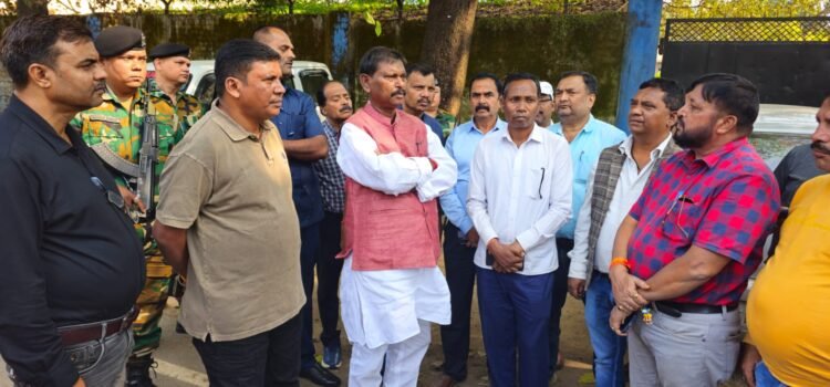 jharkhand ranchi ex cm arjun munda demands- जमीन माफियाओं पर ठोस कार्रवाई करे सरकार, राजस्व कर्मचारियों की सुरक्षा सुनिश्चित हो, लक्ष्मीकांत मुंडा के शोकाकुल परिजनों से रिम्स में मिले पूर्व मुख्यमंत्री अर्जुन मुंडा, निष्पक्ष जांच और हत्यारों की तत्काल गिरफ्तारी की मांग, देखिए video jharkhand ranchi ex cm arjun munda demands- जमीन माफियाओं पर ठोस कार्रवाई करे सरकार, राजस्व कर्मचारियों की सुरक्षा सुनिश्चित हो, लक्ष्मीकांत मुंडा के शोकाकुल परिजनों से रिम्स में मिले पूर्व मुख्यमंत्री अर्जुन मुंडा, निष्पक्ष जांच और हत्यारों की तत्काल गिरफ्तारी की मांग, देखिए video