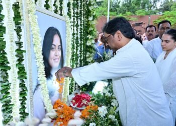 jharkhand minister daughter last rituals : झारखंड की मंत्री दीपिका पांडेय सिंह की बेटी के ब्रह्मभोज में शामिल हुए मुख्यमंत्री समेत कई लोग, दी श्रद्धांजलि