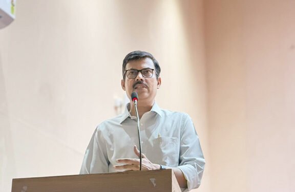 jamshedpur durga puja meeting : जमशेदपुर के उपायुक्त ने की दुर्गापूजा को लेकर शांति समिति एवं दुर्गा पूजा समिति के साथ बैठक, विसर्जन रूट, ट्रैफिक प्लान, पेयजल, बिजली, सड़क मरम्मत, घाटों की तैयारी एवं सुरक्षा व्यवस्था को लेकर चर्चा