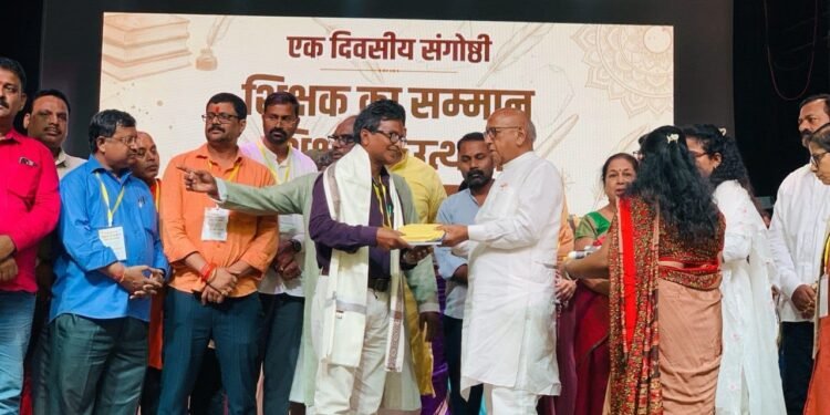jamshedpur teachers samman samaroh-शिक्षकों का सम्मान, शिक्षा का उत्थान में जुटी भारी भीड़, सभी शिक्षकों का हुआ सम्मान, झारखंड की शिक्षा व्यवस्था बदहाल, 21फीसदी स्कूलों में कंप्यूटर नहीं, 60 फीसदी के पास जमीन तक नहीं,सरयू राय ने शिक्षा व्यवस्था की बदहाली के आंकड़े रखे, बोले- नींव कमजोर होगी तो नई शिक्षा नीति क्या करेगी, कुलपतियों ने भी माना कि गुरु-शिष्य संवाद में आई कमी, स्कूलों और शिक्षकों पर देना होगा विशेष ध्यान jamshedpur teachers samman samaroh-शिक्षकों का सम्मान, शिक्षा का उत्थान में जुटी भारी भीड़, सभी शिक्षकों का हुआ सम्मान, झारखंड की शिक्षा व्यवस्था बदहाल, 21फीसदी स्कूलों में कंप्यूटर नहीं, 60 फीसदी के पास जमीन तक नहीं,सरयू राय ने शिक्षा व्यवस्था की बदहाली के आंकड़े रखे, बोले- नींव कमजोर होगी तो नई शिक्षा नीति क्या करेगी, कुलपतियों ने भी माना कि गुरु-शिष्य संवाद में आई कमी, स्कूलों और शिक्षकों पर देना होगा विशेष ध्यान
