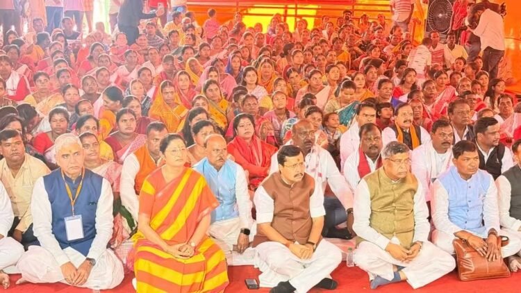 jharkhand bjp-भाजपा के राष्ट्रीय अध्यक्ष नितिन नवीन ने रांची के सुकुरहुटू के बूथ संख्या-249 पर कार्यकर्ताओं एवं ग्रामीणों के साथ सुनी “मन की बात”राष्ट्रीय अध्यक्ष ने दूर खड़े बूथ अध्यक्ष व मंडल अध्यक्ष को पास बुलाकर अपने समीप किया खड़ा, कहा—आप हमारे मालिक, राष्ट्रीय अध्यक्ष ने महिलाओं से किया संवाद, महिलाओं के आर्थिक सशक्तिकरण और बेटियों की शिक्षा पर दिया जोर