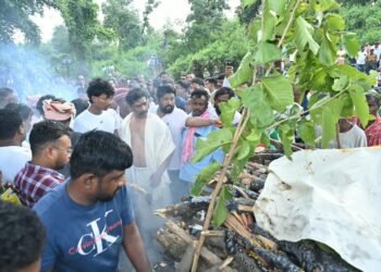 Rupi soren funeral- रूपी सोरेन पंचतत्व में विलीन, सीएम हेमंत सोरेन ने दी मुखाग्नि