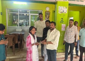 jamshedpur rural- घायल कार्तिक महतो के इलाज के लिए विधायक समीर मोहंती ने किया आर्थिक सहयोग