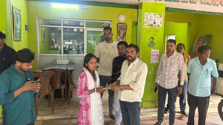 jamshedpur rural- घायल कार्तिक महतो के इलाज के लिए विधायक समीर मोहंती ने किया आर्थिक सहयोग jamshedpur rural- घायल कार्तिक महतो के इलाज के लिए विधायक समीर मोहंती ने किया आर्थिक सहयोग