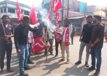jamshedpur rural cpi protest- चाकुलिया में सीपीआई ने मुख्य चुनाव आयुक्त के खिलाफ किया विरोध प्रदर्शन, इस्तीफे की मांग को लेकर किया पुतला दहन, देखिए video jamshedpur rural cpi protest- चाकुलिया में सीपीआई ने मुख्य चुनाव आयुक्त के खिलाफ किया विरोध प्रदर्शन, इस्तीफे की मांग को लेकर किया पुतला दहन, देखिए video