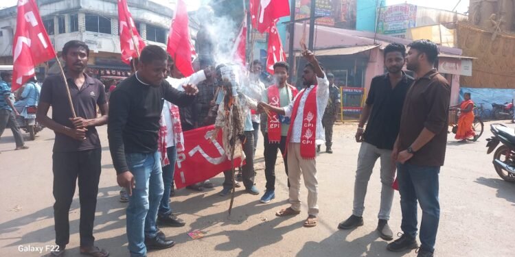 jamshedpur rural cpi protest- चाकुलिया में सीपीआई ने मुख्य चुनाव आयुक्त के खिलाफ किया विरोध प्रदर्शन, इस्तीफे की मांग को लेकर किया पुतला दहन, देखिए video