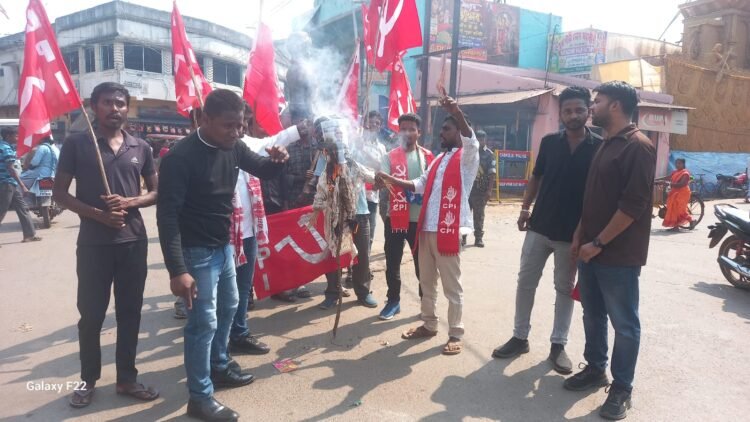 jamshedpur rural cpi protest- चाकुलिया में सीपीआई ने मुख्य चुनाव आयुक्त के खिलाफ किया विरोध प्रदर्शन, इस्तीफे की मांग को लेकर किया पुतला दहन, देखिए video