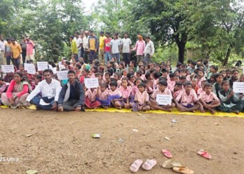 west singhbhum ckp – किताबों की जगह हाथों में तख्तियां, शिक्षक बहाली के लिए बच्चों का आंदोलन, अपने भविष्य के लिए धरने पर बैठे नौनिहाल, ग्रामीण सहित मुखिया भी हुए शामिल west singhbhum ckp – किताबों की जगह हाथों में तख्तियां, शिक्षक बहाली के लिए बच्चों का आंदोलन, अपने भविष्य के लिए धरने पर बैठे नौनिहाल, ग्रामीण सहित मुखिया भी हुए शामिल