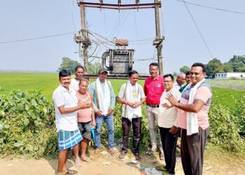 jamshedpur rural- बहरागोड़ा के पांचरूलिया गांव में मुखिया के प्रयास से लगा नया ट्रांसफार्मर, लोगों में हर्ष jamshedpur rural- बहरागोड़ा के पांचरूलिया गांव में मुखिया के प्रयास से लगा नया ट्रांसफार्मर, लोगों में हर्ष