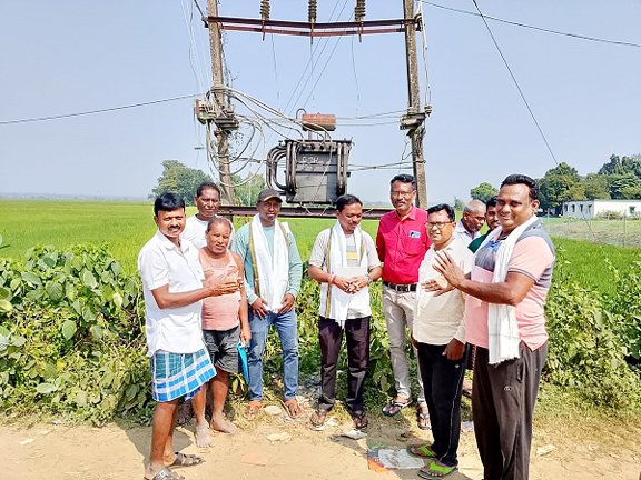 jamshedpur rural- बहरागोड़ा के पांचरूलिया गांव में मुखिया के प्रयास से लगा नया ट्रांसफार्मर, लोगों में हर्ष jamshedpur rural- बहरागोड़ा के पांचरूलिया गांव में मुखिया के प्रयास से लगा नया ट्रांसफार्मर, लोगों में हर्ष